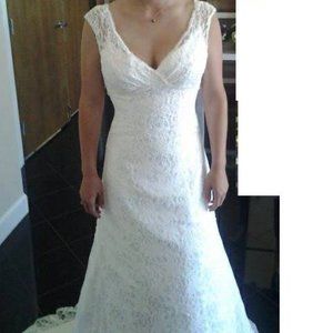 Ivory Lace Wedding Gown with veil